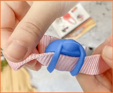 Lampje hond aan halsband